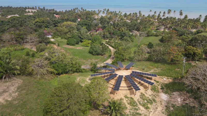 Arreglo solar radial visto desde dron en la costa Caribe