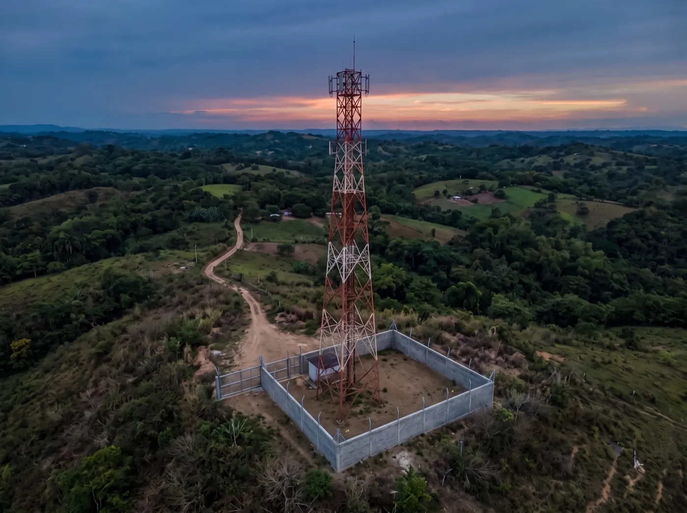 El mismo sitio con cerramiento perimetral, cerca electrificada y porton de acceso instalados