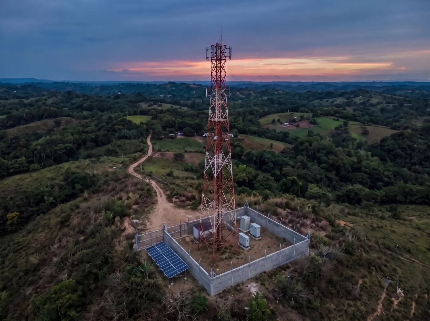 El mismo sitio con arreglo solar, gabinetes y camaras montadas