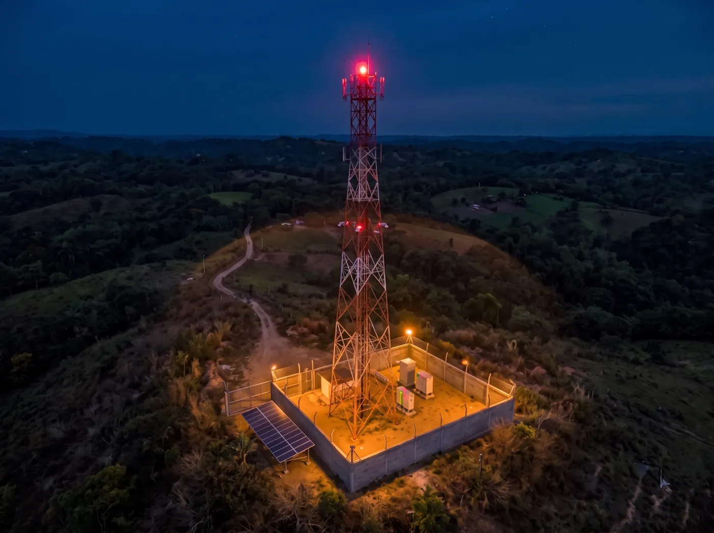 El sitio operando de noche: iluminado, protegido y con la baliza encendida