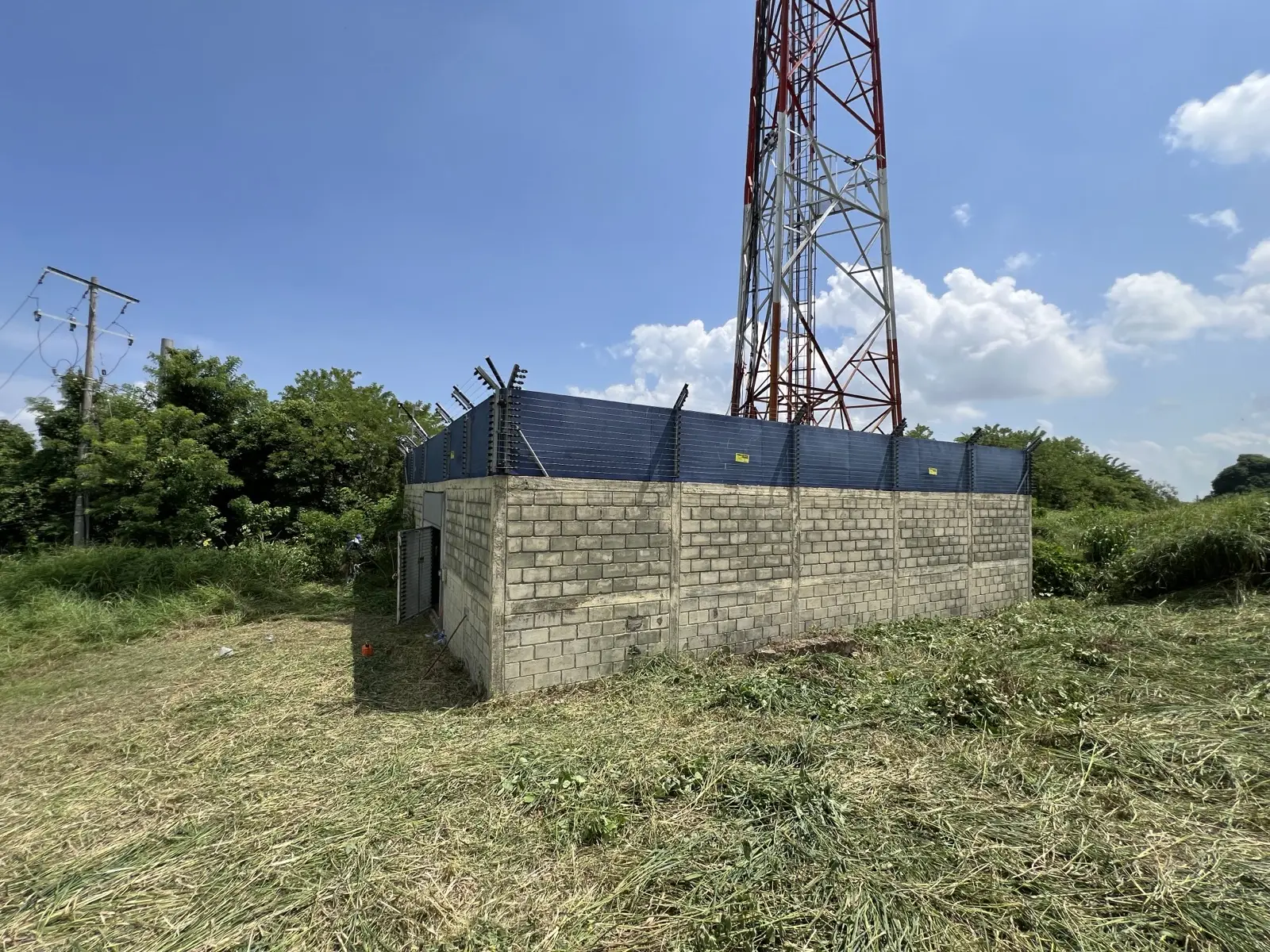 Sitio entregado: perímetro despejado, muro con cerca eléctrica y torre operando