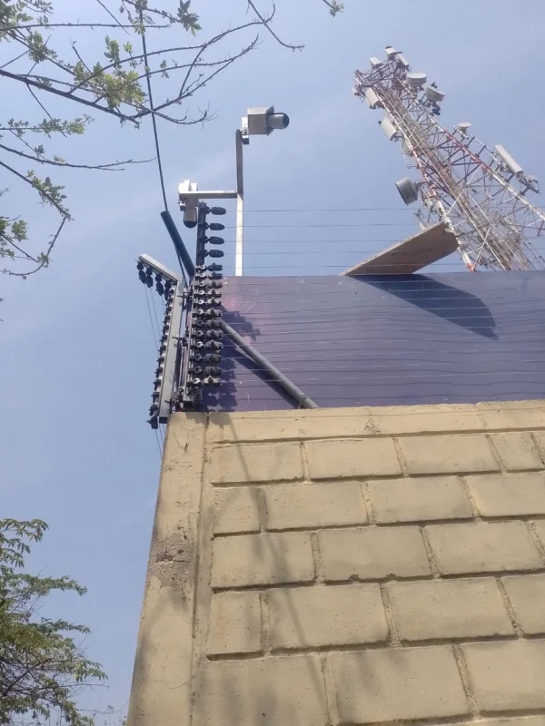 Cerca eléctrica perimetral instalada sobre muro en un sitio de telecomunicaciones