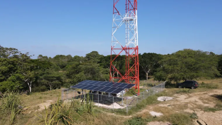 Torre de telecomunicaciones con arreglo solar y cerramiento en malla eslabonada