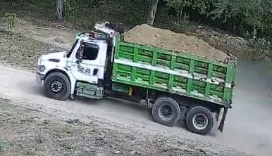 Recorte a máxima resolución de una volqueta cargada saliendo del acceso, tal como lo entrega la tarjeta del evento.